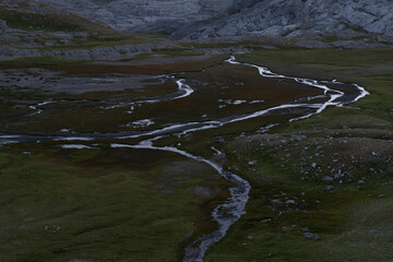 rio bajando por la montaña
