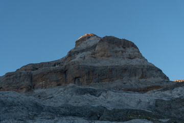 montaña al atardecer