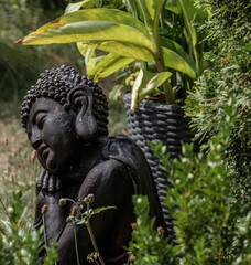 Buddhafigur schläfrig im Garten