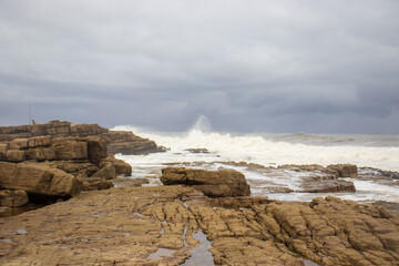 Fototapeta na wymiar ocean water flowing onto rocks, causing the waves of water to crash onto the rocks