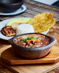 frijolada colombiana con patacon chorrizo arroz