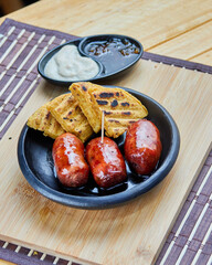 chorizos colombianos con arepa, Colombiana sobre mesa de madera