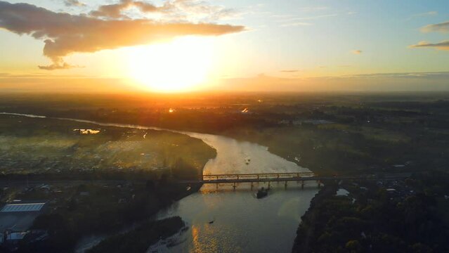 hermoso atardecer sobre el puente