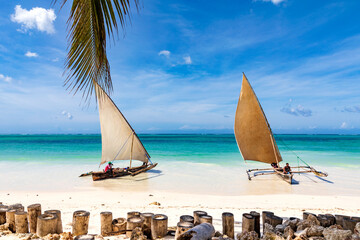 Dhows  an einem Strand,  im Indischen Ozean von Sansibar, Tansania