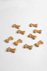 Obraz premium Ração de cachorro e gato em forma de osso isolado