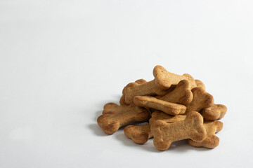 Ração de cachorro e gato em forma de osso isolado