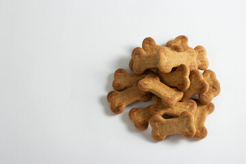 Biscoito de cachorro e gato em forma de osso isolado