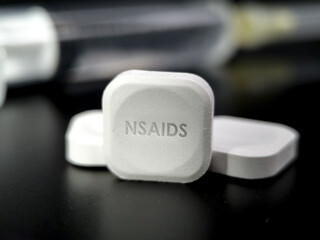 Obraz na płótnie Canvas NSAID white tablets