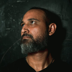 Autorretrato mirada pensativa