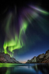 aurora borealis boven de bergen