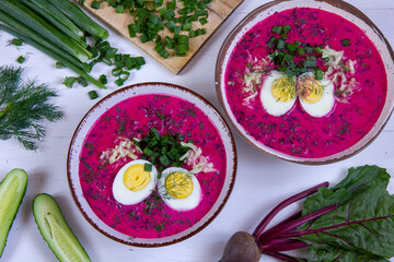 Chłodnik litewski - tradycyjna zimna zupa z botwinki z dodatkiem jogurtu, jajkiem, koperkiem, szczypiorkiem i ogórkiem. Wegetariańska potrawa na lato.
