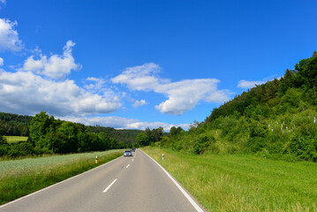 Fototapeta premium Bundesstraße 491 zwischen Engen und Tuttlingen in Baden-Württemberg