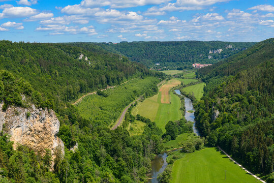 Blick vom Knopfmacherfelsen auf das Donautal