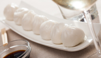 Fototapeta na wymiar Delicious Chinese dish - steamed dim sum served on platter