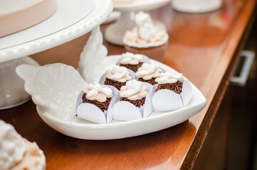 uma louça cerâmica branca com bombons para festa de aniversário