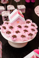 Lindo enfeite para festa de aniversário em cor rosa com bombom e um ornamento de casa com telhado 