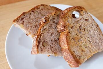 スライスして焼いたパン