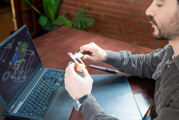 hombre con barba trabajando con computadora laptop en su casa, proyecto de diseño asistido