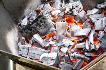 燃え盛る炭火　キャンプ　パーティー