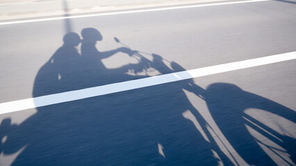 二人乗りするバイクの影　陰影　ドライブ　