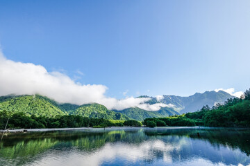 長野県松本市上高地の大正池と穂高連峰
