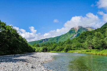 Fototapeta na wymiar 長野県松本市上高地からの梓川と焼岳