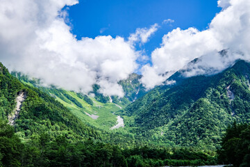 Naklejka premium 長野県松本市上高地からの梓川と穂高連峰