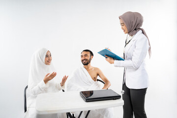 Obraz premium A doctor takes notes when serving consultation for prospective pilgrims on an isolated background