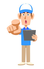 書類を手に指を指す半袖のポロシャツ姿で帽子をかぶった男性スタッフ
