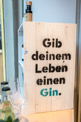 Schild mit einer Gin Promotion