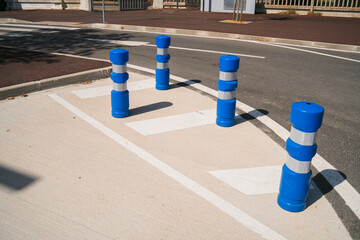 Marcadores de trafico azul sobre le suelo de una carretera