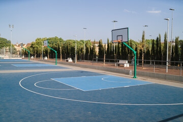 Cancha de baloncesto de colores azules en un dia soleado
