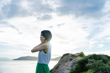 夕暮れの海にいる女性