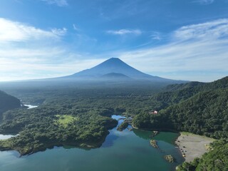 夏の富士山を精進湖から空撮した風景