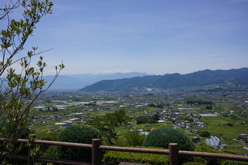 日本の山梨県の郊外の展望台から望む初夏の山々