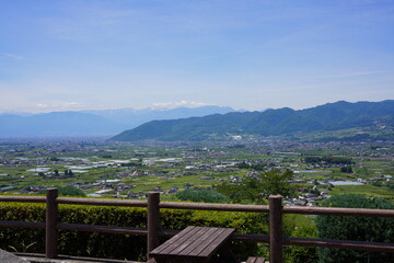 Fototapeta na wymiar 日本の山梨県の郊外の展望台から望む初夏の山々