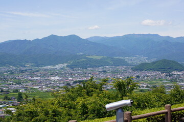 Fototapeta na wymiar 日本の山梨県の郊外の展望台から望む初夏の山々