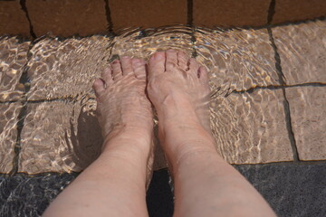 日本の山梨県の郊外の公園で足湯体験