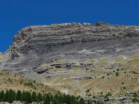 strates g&eacute;ologiques dans le massif des &eacute;crins dans les alpes
