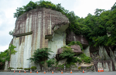 大谷石　栃木県｜大谷石の採掘跡は荒々しく、存在感がありました
