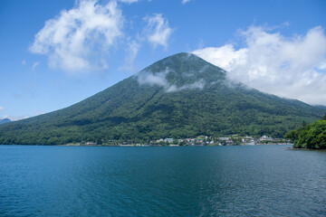 Fototapeta premium 男体山と中禅寺湖 日光市｜美しい湖面と優しい山容が優雅です 