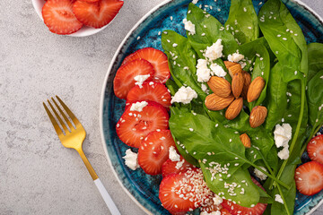 Fresh salad with strawberry fruit, almond, spinach and cottage cheese - 520970490