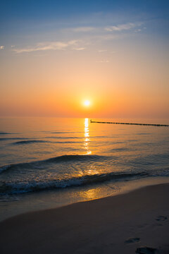 Fototapeta Piękny wschód słońca nad morzem
