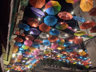 Decoro urbano, con ombrelli colorati appesi tra i palazzi dei vicoli del centro storico di Catania