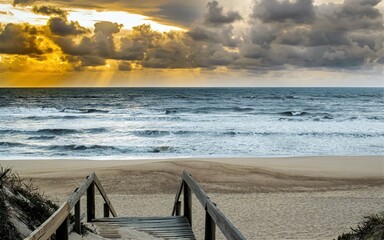 Passadiço para entrada na praia ao pôr do sol