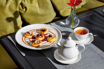 Cheesecakes with jam, blackberries and almond slices