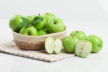 Fototapeta na wymiar fruits, nukki, water drops, apples, aroris apples, food,과일,누끼,물방울,사과,아로리사과,음식,