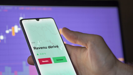 Un investisseur analyse un fonds etf revenu dérivé sur un graphique. Un téléphone affiche le cours de l'ETF. Texte en français francais Revenu dérivé
