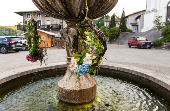 Fontana con ghirlande floreali a Poffabro