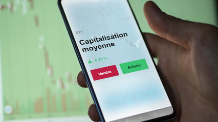 Un investisseur analyse un fonds etf capitalisations moyennes sur un graphique. Un téléphone affiche le cours de l'ETF midCap. Texte en français francais capitalisation moyenne